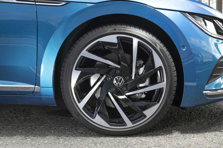 タイヤサイズは「Rライン」のみ245/40R19。「エレガンス」を含む上級モデル2グレードは、ともに245/35R20となる。