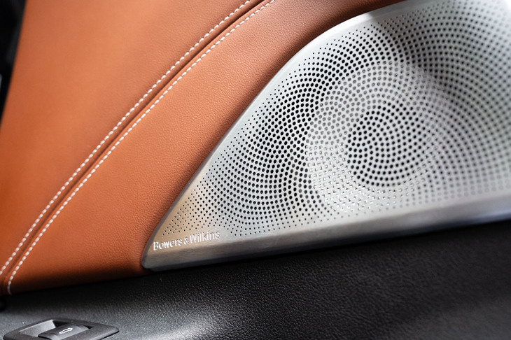 装着されていたオプションのなかには、「Bowers＆Wilkinsダイヤモンドサラウンドサウンドシステム」も。お値段50万円の高性能オーディオである。