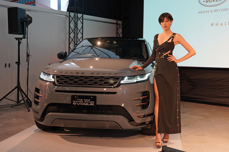 新型「ランドローバー・レンジローバー イヴォーク」と、ブランドアンバサダーに就任したモデルの森 星さん。