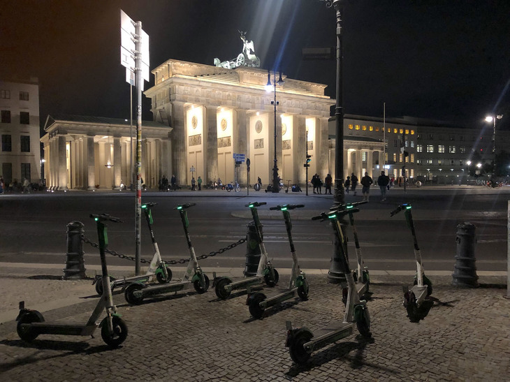 ベルリン随一の観光スポット、ブランデンブルク門にて。