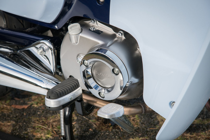 最高出力9.7psを発生する124cc単気筒エンジン。シリンダーはほぼ水平の位置にまで寝かされている。