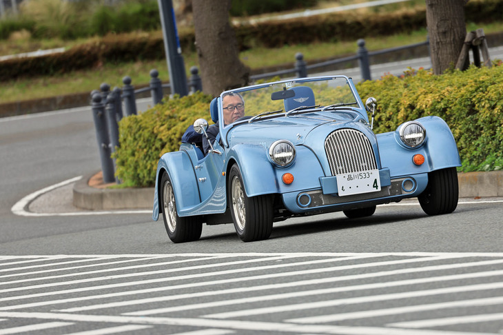 AT仕様の「プラスフォー」の車重は1009kg（乾燥重量）。最大トルク400N・mというエンジンの膂力（りょりょく）もあり、その走りは非常に快活だ。