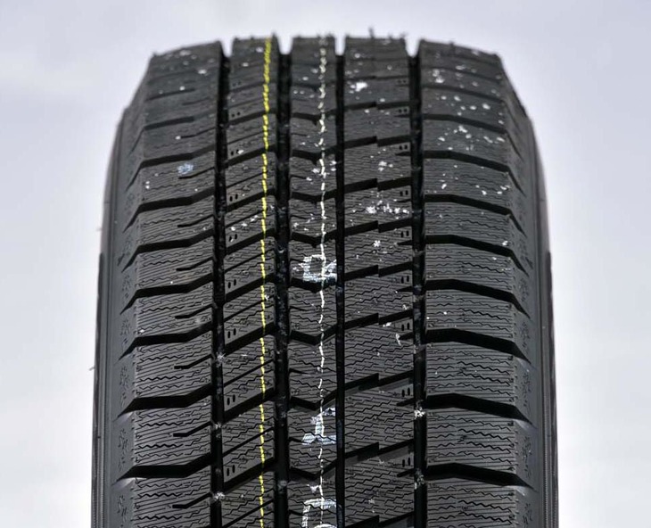 「アイスナビ8」は、シリーズで初となる左右非対称パターンを採用。雪上や氷上での冬性能だけでなく、ライフ性能や柔軟性の持続なども高次元でバランスをとった、グッドイヤー史上最高性能をうたうプレミアムスタッドレスタイヤだ。