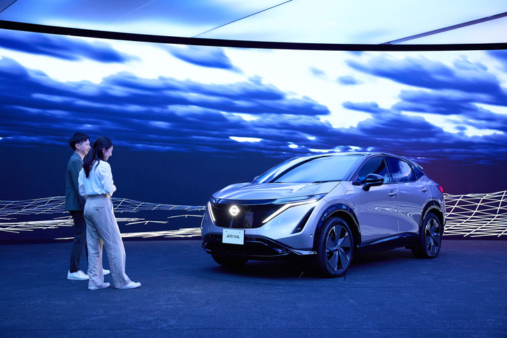 日産が神奈川・厚木市のグローバルデザインセンター内に新設した「デザインプレゼンテーションホール」の様子。車両は「日産アリア」。
