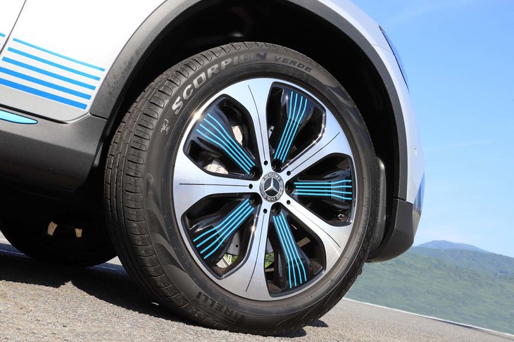 空気抵抗を抑えるというスポーク形状のホイールもブルーのアクセント入り。100％電気自動車「EQC」と同じデザインだ。