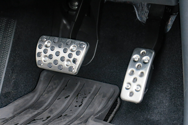 ホンダZR-V e:HEV X ホンダアクセス用品装着車（スポーツペダル）