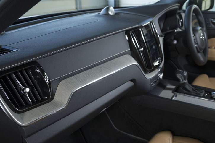 室内のウッドパネルは、北欧の家具に着想を得たというリアルウッド。写真は流木をモチーフにしたもので、独特な風合いが見られる。