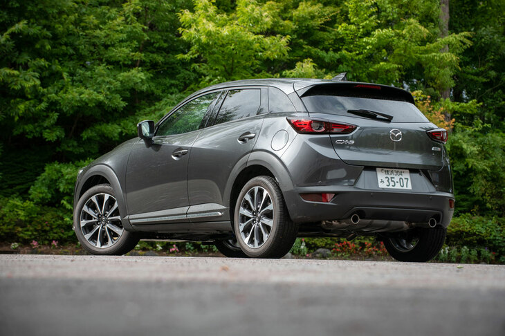 「マツダCX-3」のリアクオータービュー。　
	清水「これでもまだ抑揚が足りないと申すか!?」　
	ほった「コンパクトSUVだからこれで十分ではあるんですけど、『レクサスLBX』の場合は、高級車ですからね」　
	（写真：向後一宏）