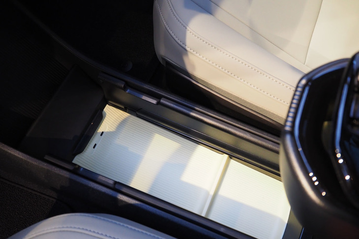 ボルボEX30クロスカントリー（用品装着車のセンターコンソール）