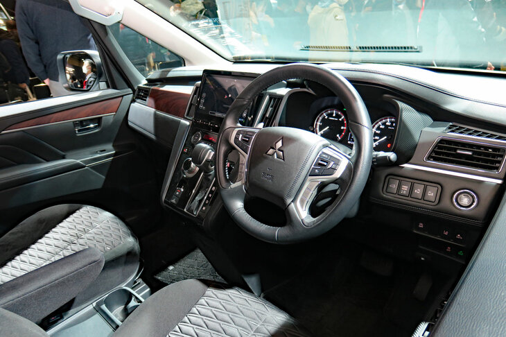 三菱デリカD：5 SNOW SURVIVOR