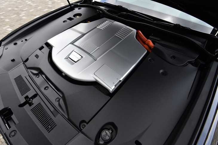 パワーユニットは、先代「レクサスLS600h」のハイブリッドシステムを「センチュリー」用に手直ししたもの。システム全体で最高出力431psを発生する。