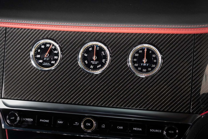 ダッシュ中央の3連メーターとタッチスクリーンを切り替えられる「ローテーションディスプレイ」は87万8780円のオプション。