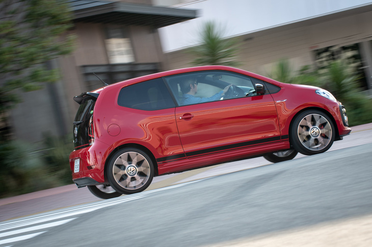 軽いボディーとパワープラントの効率のよさも「up! GTI」の特徴。燃費はJC08モード計測で21.0km/リッターとなっている。