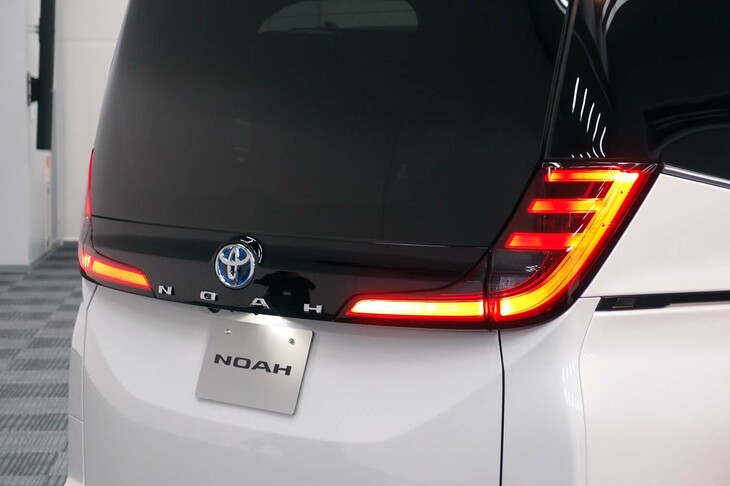 トヨタ・ノアS-Z＜7人乗り／ハイブリッド車＞（リアコンビランプ）