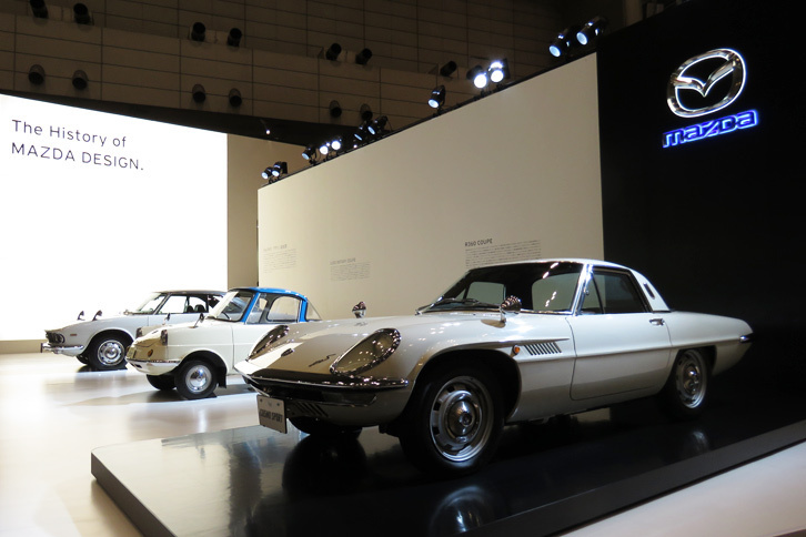 マツダブースに展示されていた、手前から「コスモスポーツ」（1967年）と「R360クーペ」（1960年）、「ルーチェ ロータリークーペ」（1969年）。