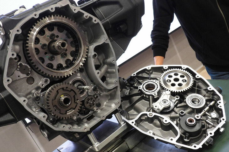 「R1300GSアドベンチャー」の商品説明会より、「ASA」の内部。「シフトとクラッチをアクチュエーターで操作する」という仕組み自体のは他社の電子制御トランスミッションと共通だが、BMWのASAでは、シフト／クラッチ自体の各機構も大きく専用化されている。（写真：webCG）