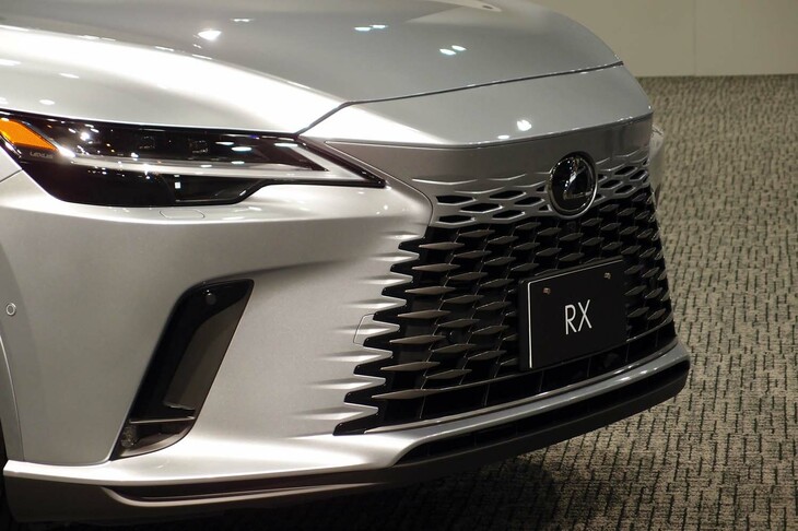 新世代レクサスを象徴するノーズまわりのデザインは、スピンドルグリル改め「スピンドルボディー」とよ呼ばれる。