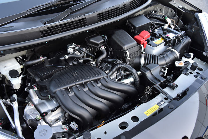 インテークポートの研磨やエンジンの組み立てには、モータースポーツで経験を積んだオーテック自慢のエンジニアが参加。90年代のルマン24時間耐久レースで、ポールポジションをとったマシンのエンジンを組んだ名工もたずさわっているという。