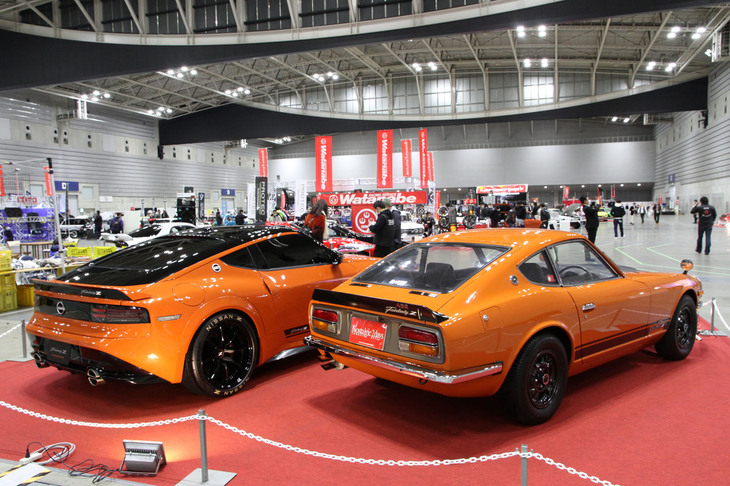 「Z432R」と新型Z「カスタマイズド プロト」のリアビュー。新型がS30をモチーフにしたことがよくわかる。