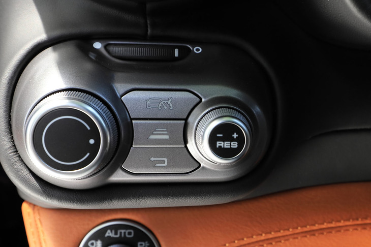 ACCやオンボードディスプレイの操作スイッチをダッシュボード左に配置。ACCは自動緊急ブレーキやサラウンドビューカメラ、ハイビームアシスト、ブラインドスポットディテクションなどとともに「ADASフルパック」に含まれるオプション。