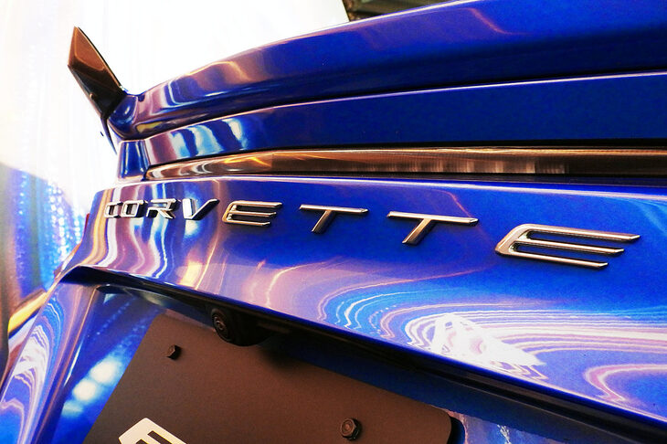 シボレー・コルベットE-Ray（「CORVETTE」バッジ）