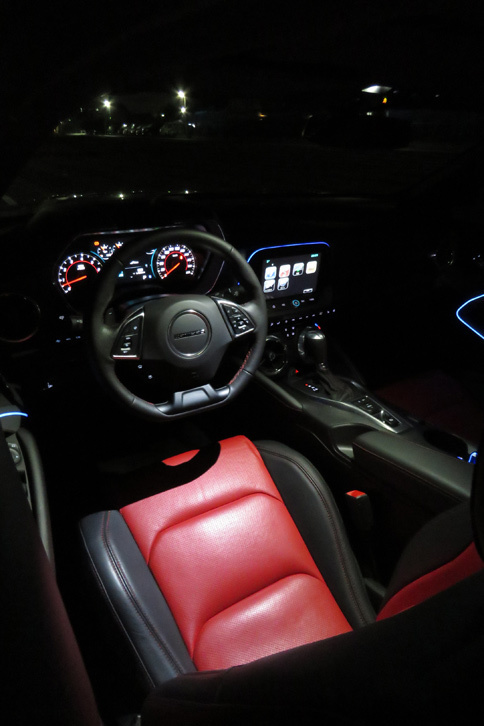 闇夜に浮かぶインパネまわりの雰囲気が良かったので、思わず撮影。各所に備わるイルミネーションには、24種類の色と3種類の点灯パターンが用意されている。