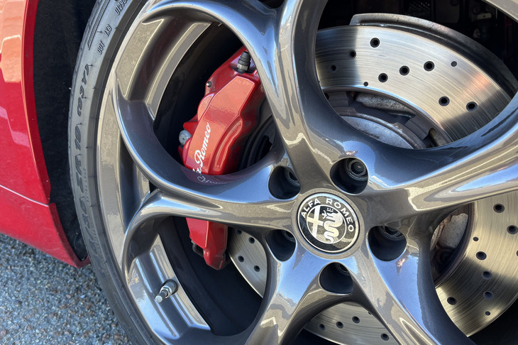 ガンメタリック仕上げの5ホイールデザインホイールと、赤いブレーキキャリパーが目を引く「ジュリア クアドリフォリオ」の足まわり。タイヤはフロントが245/35ZR19、リアが285/30ZR19サイズで、なかなかの存在感だ。