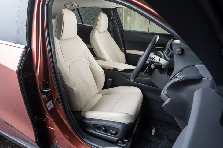 この試乗車のインテリアカラーは“バージョンL”でしか選べない「ソリスホワイト」。シート表皮は本革だ。