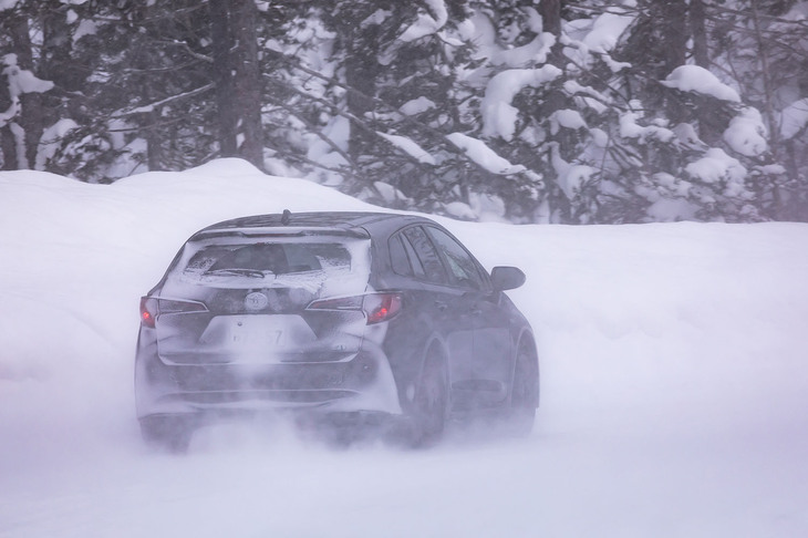 「トヨタ・カローラ ツーリング」の4WD車に205/55R16サイズの「アイスガード7」を装着。冬の北海道で一般道を試走し、その実力を確かめた。