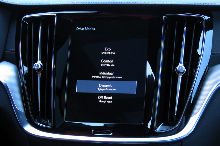 ドライブモードにはベース車の「V60」に備わる4種類に加え、「オフロードモード」も用意されている。