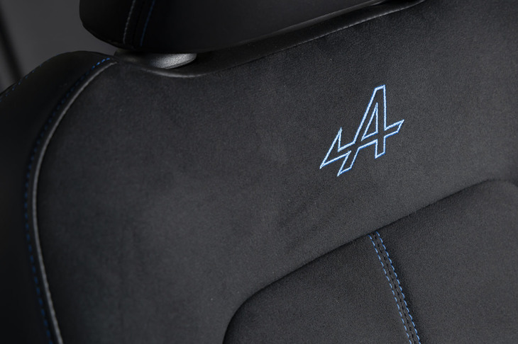 シートバックにはアルピーヌロゴのステッチがあしらわれる。シート全体の主だったステッチにも同じブルーを採用している。