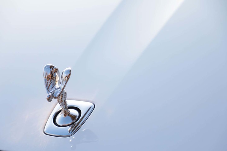 「スピリット・オブ・エクスタシー」と呼ばれる、ボンネット先端のマスコット。