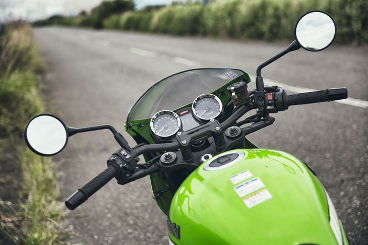 ブラックに塗られたハンドルバーは、「Z900RS」よりも低くナローなポジションを実現。ミラーのステーもZ900RSより短いものが採用されている。
