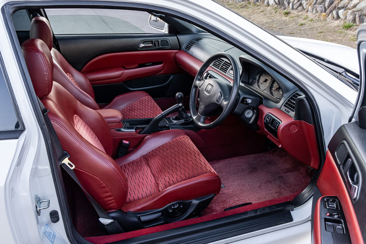 5代目「プレリュードSiR」のインテリア。レッドの合皮とモケットを組み合わせたシートには、今では見かけなくなったリビングっぽさを表現したインテリア感覚が漂う。