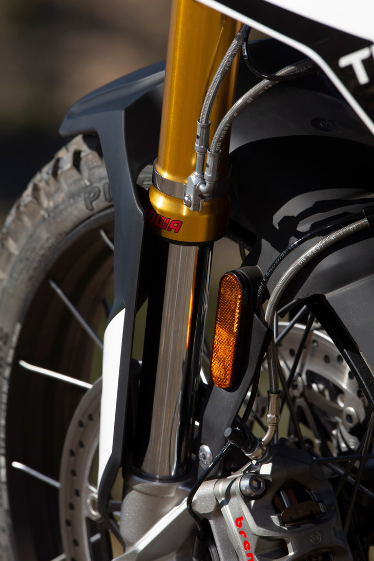 フロントのφ45ｍｍ倒立フォーク。調整機構付きのサスペンションは前後ともにショーワ製で、ホイールトラベルは前：240mm、後ろ：230mmと、「GT」シリーズのそれより60mm大きい。