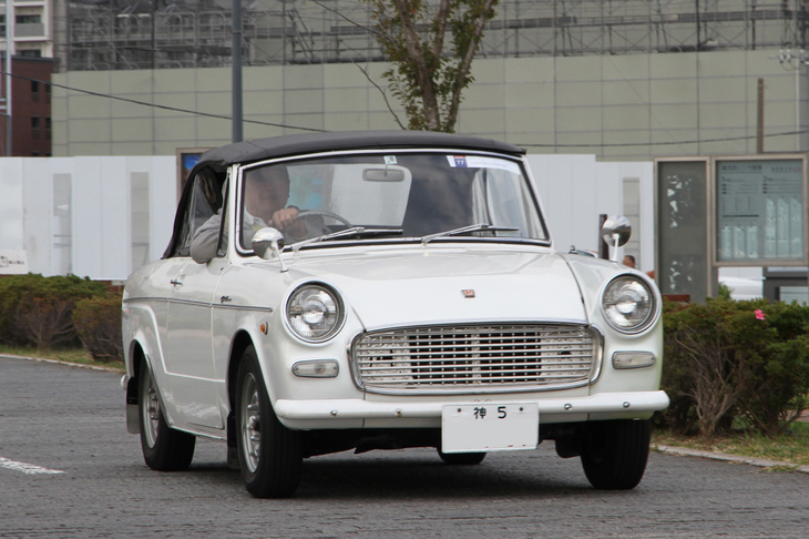「トヨタ・パブリカ コンバーチブル」。1963年に初代パブリカに追加されたコンバーチブルの希少な初期型で、しかも新車からの「神5」ナンバー（横浜ナンバー誕生以前の神奈川ナンバー）付き。