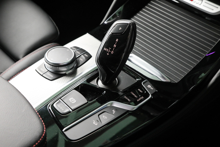 8段ATは「ドライビング・パフォーマンス・コントロール」と呼ばれるモード切り替え機構を備える。「ECO PRO」モードでは、燃料消費量低減に貢献する。