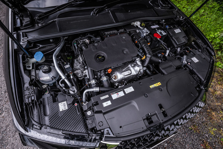 1.5リッター直4ディーゼルエンジン「BlueHDi」は、最高出力130PS/3750rpm、最大トルク300N・m/1750rpmを発生。8段ATを組み合わせている。駆動方式はFWDのみの設定となる。