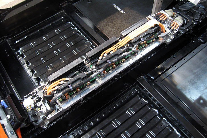 前後3基のモーターを統合制御する「パワードライブユニット」。