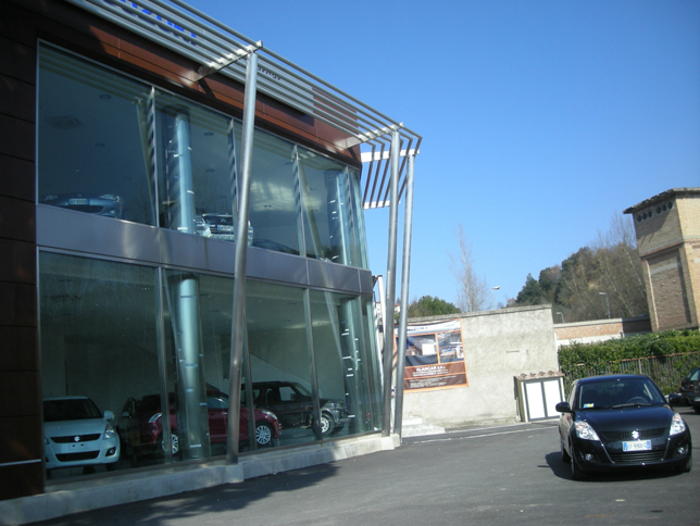 こちらは第2次大戦直後の1950年からアルファ・ロメオを扱い、1988年からスズキに転向した販売店。2011年撮影。（下写真に続く）