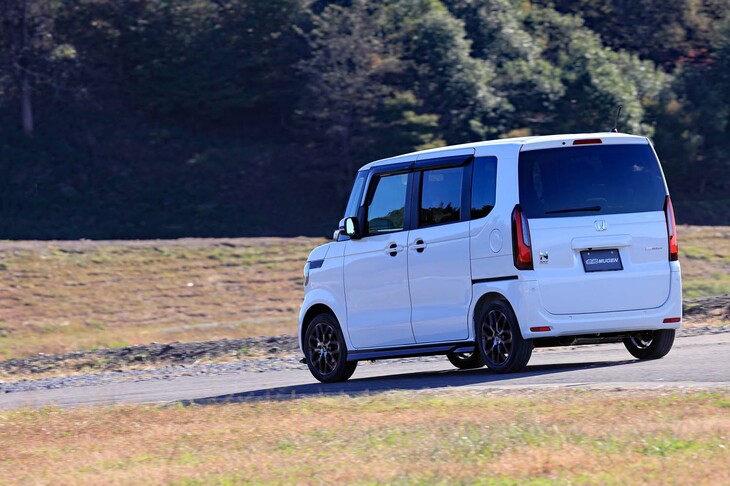 「N-BOX」では、フロントのみパフォーマンスダンパーの装着が可能。リアに装着できないのはスペースがないためで、フロントもアンダーカバーを変更しないと取り付けできなかったという。