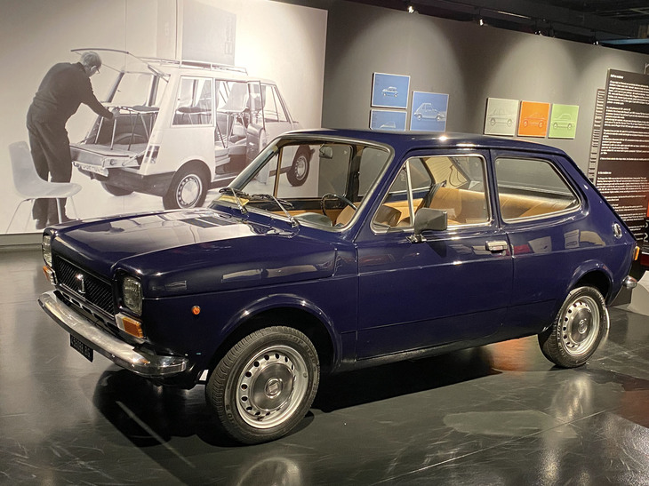 「フィアット127」は人々に広く受け入れられ、後継車「ウーノ」が登場しても継続生産された。