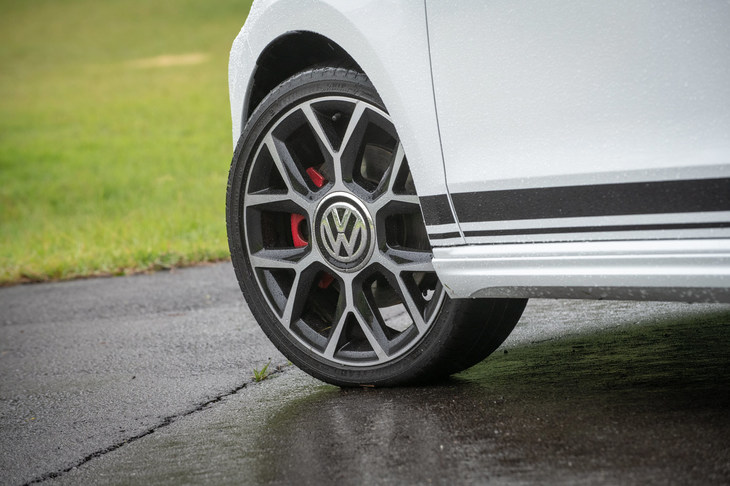 ブラックペイントと切削加工を組み合わせたツートンカラーのホイール。テスト車にはグッドイヤーの「エフィシエントグリップ パフォーマンス」が装着されていた。