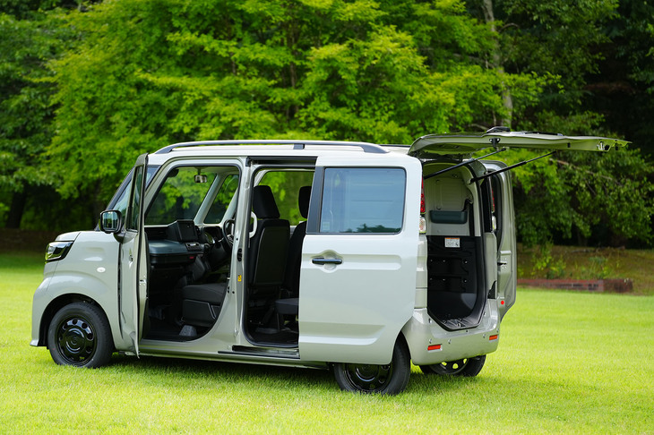 すべてのドア類を開けてみる。後席右側にはパワースライドドアを装備する。