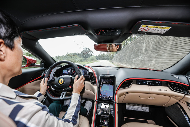 「フェラーリ・ローマ」は、「Apple CarPlay」と「Android Auto」に対応している。助手席側には専用のオーディオ＆空調操作用タッチパネルが。