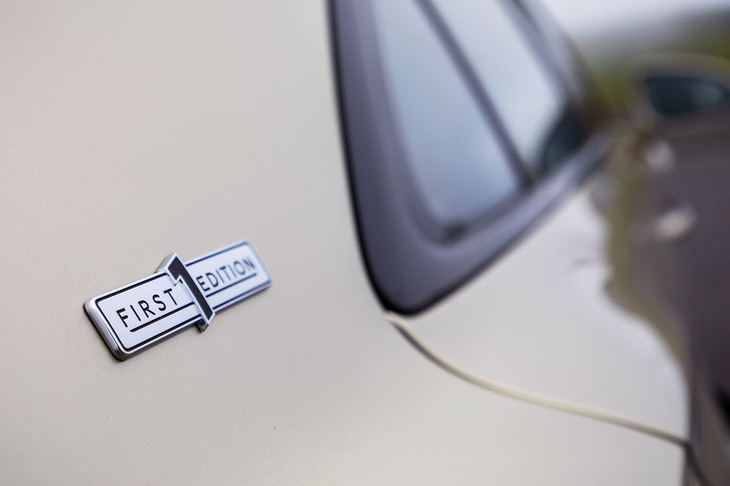 今回試乗したのは「フライングスパーV8」の導入記念仕様車「ファーストエディション」。「ファーストエディションスペシフィケーション」と呼ばれる684万4100円のパッケージオプションが装備されている。