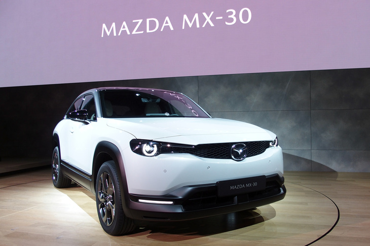 2019年の東京モーターショーで世界初公開された「マツダMX-30」。欧州では2020年9月にEV仕様のデリバリーが開始された。