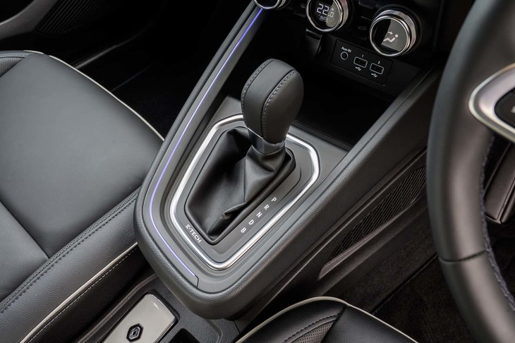 シフトセレクターには回生ブレーキを最大化できる「B」レンジが追加されている。レバーの基部には「E-TECH」バッジがあしらわれる。