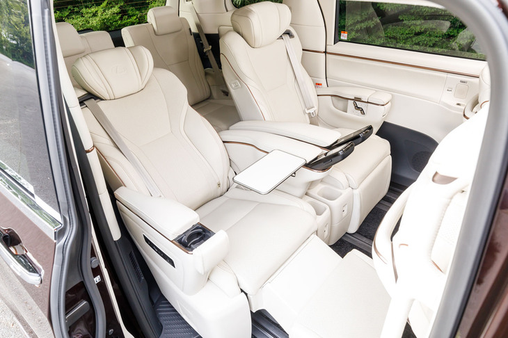 オットマンやテーブルなどを展開してみる。もちろんヒーターもベンチレーションも完備で、ヒーターはオットマンとアームレスト内にも備わっている。