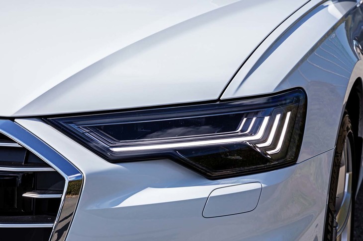 「A6アバント55 TFSIクワトロSライン」は、「HDマトリクスLED」ヘッドライトを標準装備。左右の各ユニットは、32個のLEDで構成されている。